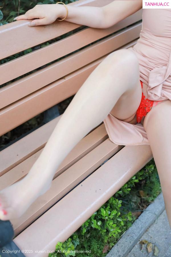   [XiuRen]高清写真图 2025.05.21 No.10304 麦田 粉色连衣裙第17张图片
